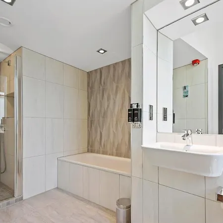 Roomzzz Victoria 4* Manchester