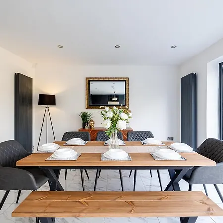 Luxurious 7 Bedroom House In Didsbury,