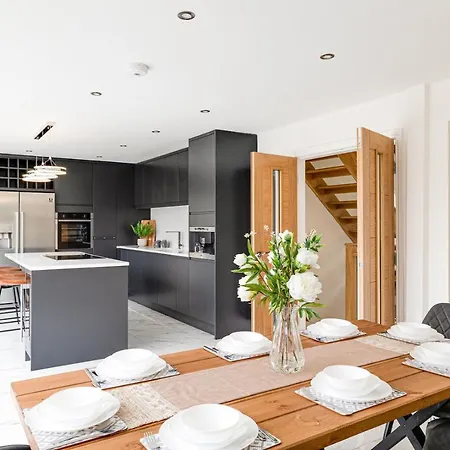 Luxurious 7 Bedroom House In Didsbury, Apartment