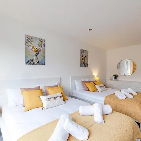 Luxurious 7 Bedroom House In Didsbury,