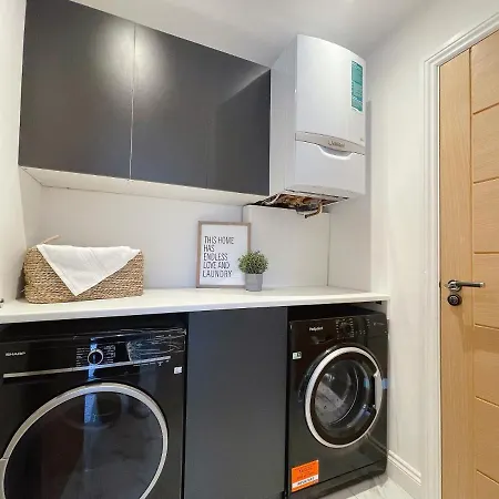 Luxurious 7 Bedroom House In Didsbury, Apartment Manchester