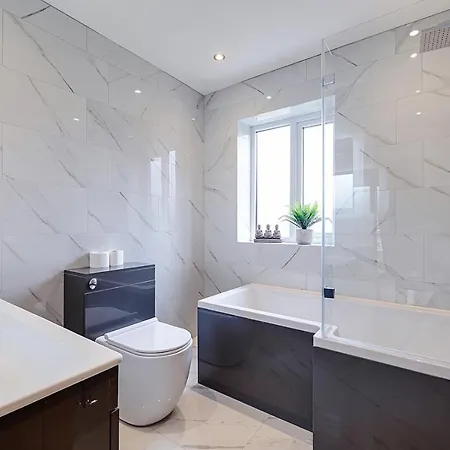 Luxurious 7 Bedroom House In Didsbury,