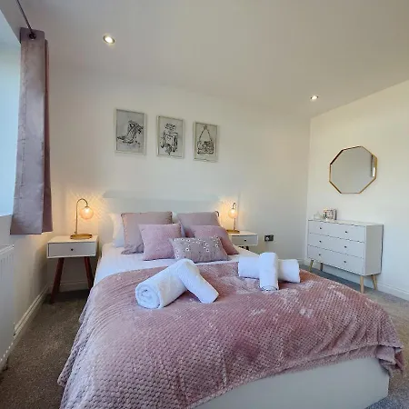 Apartment Luxurious 7 Bedroom House In Didsbury,