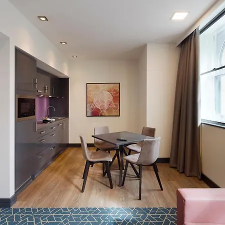 Roomzzz Victoria Aparthotel 4*