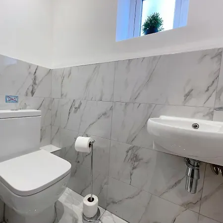 Luxurious 7 Bedroom House In Didsbury, * Manchester