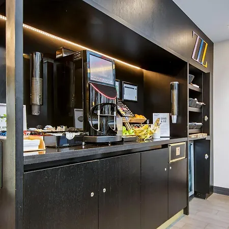 Aparthotel Roomzzz Victoria 4*