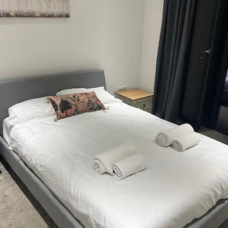 Apartment With Balcony Near Victoria *