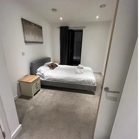 Апартаменты Apartment With Balcony Near Victoria