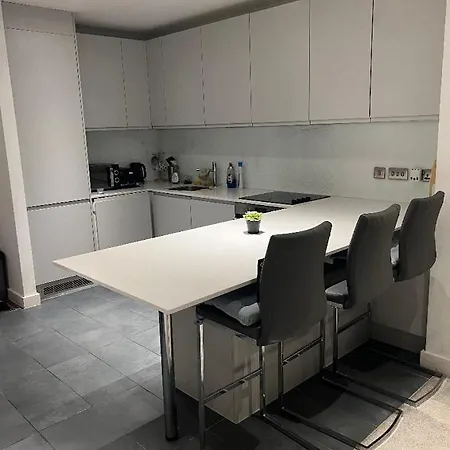 Apartment With Balcony Near Victoria