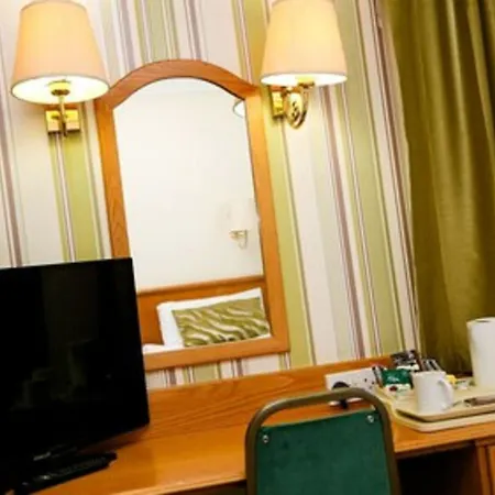 Fairways & Leisure Club Отель Прествич