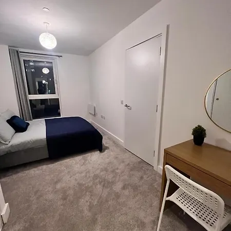 Manchester City Central - 2 Bedroom Apartment With Balcony! Manchester