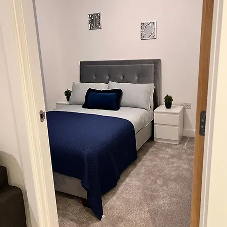 Manchester City Central - 2 Bedroom Apartment With Balcony!