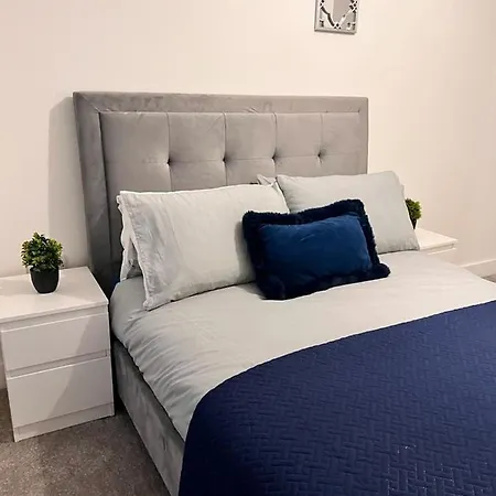 Manchester City Central - 2 Bedroom Apartment With Balcony!