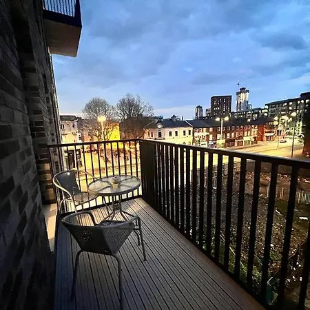 Апартаменты Manchester City Central - 2 Bedroom Apartment With Balcony!