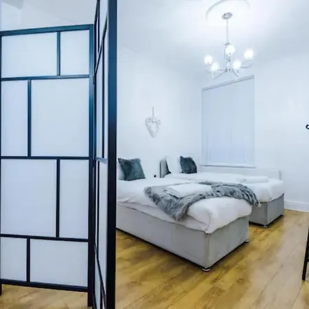 The Seedley 4 Bedroom House - Salford Manchester *