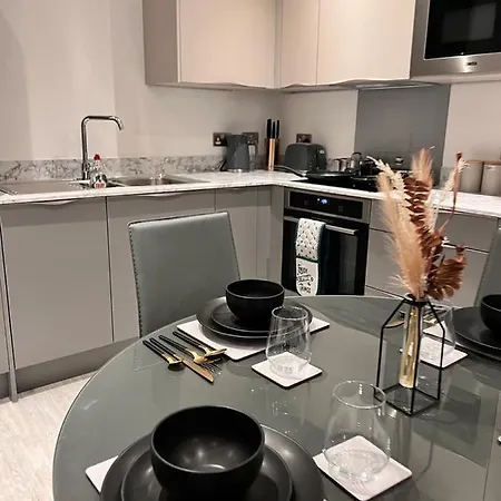 Manchester City Central - 2 Bedroom Apartment With Balcony!