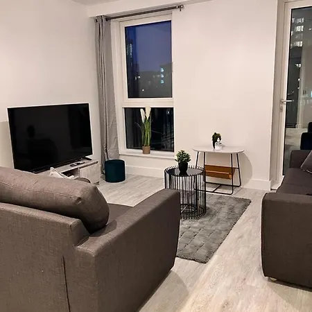 Manchester City Central - 2 Bedroom Apartment With Balcony!