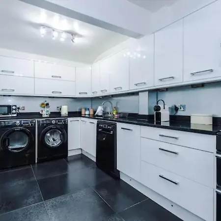 The Seedley 4 Bedroom House - Salford Manchester Манчестер