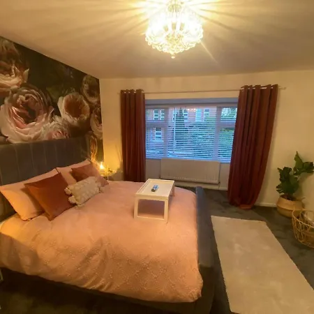 Charming 3-bed House Near Central Holiday home *