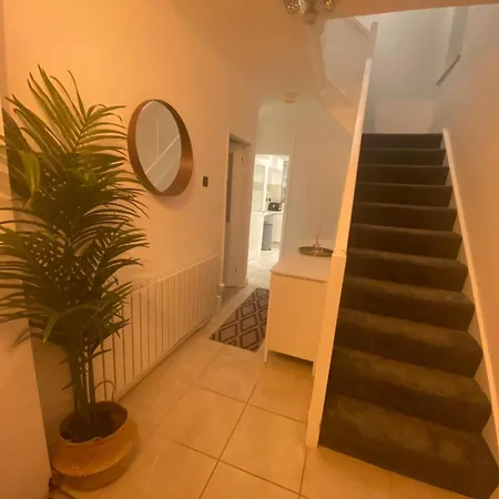Charming 3-bed House Near Central Holiday home