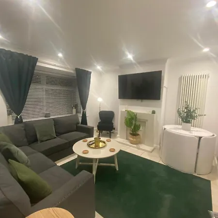 Charming 3-bed House Near Central