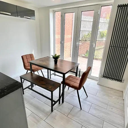 Spacious 3-bedroom House With 5 Beds And Sofa-bed بيت للعطل