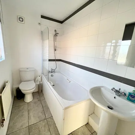 Spacious 3-bedroom House With 5 Beds And Sofa-bed مانشستر