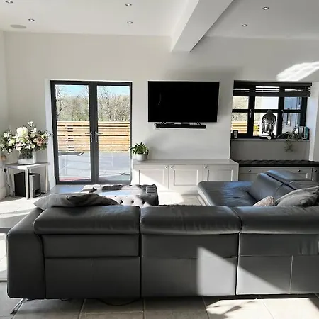 Luxury Close To The With Hot Tub & Bbq Fire Pit. בית נופש *