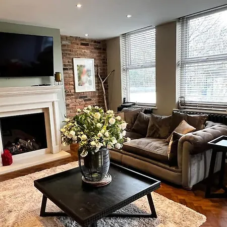 Luxury Close To The With Hot Tub & Bbq Fire Pit.