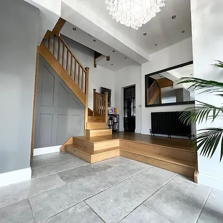 Luxury Close To The With Hot Tub & Bbq Fire Pit. *