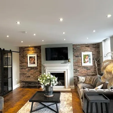בית נופש Luxury Close To The With Hot Tub & Bbq Fire Pit. מנצ'סטר