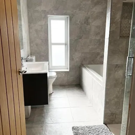 Luxury Close To The With Hot Tub & Bbq Fire Pit. בית נופש