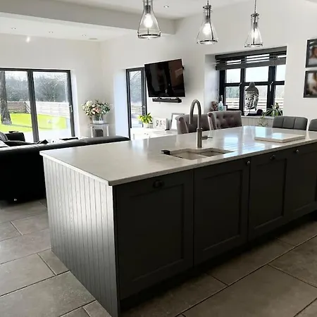 Luxury Close To The With Hot Tub & Bbq Fire Pit.