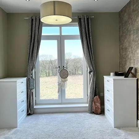 Luxury Close To The With Hot Tub & Bbq Fire Pit. *