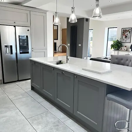 Luxury Close To The With Hot Tub & Bbq Fire Pit.