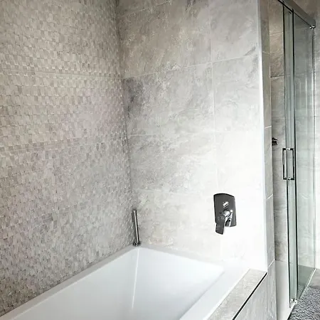 בית נופש Luxury Close To The With Hot Tub & Bbq Fire Pit. מנצ'סטר