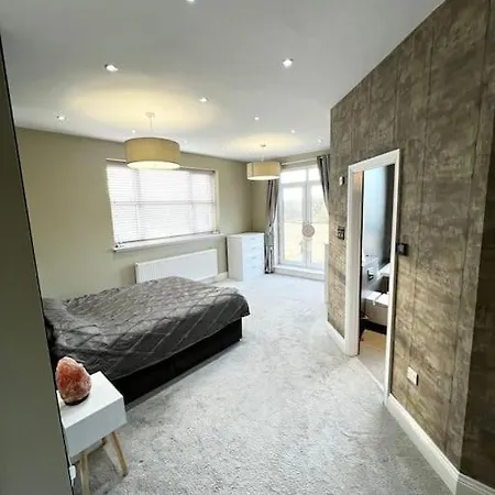 Luxury Close To The With Hot Tub & Bbq Fire Pit. בית נופש *