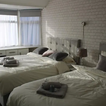 Beautiful 3 Bedroom House With Parking *