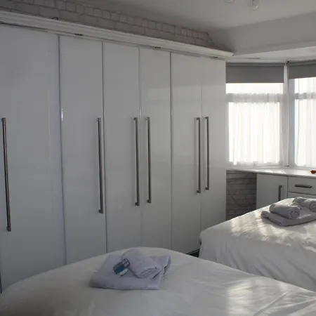 Holiday home Beautiful 3 Bedroom House With Parking