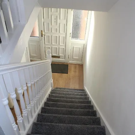 Beautiful 3 Bedroom House With Parking * Manchester