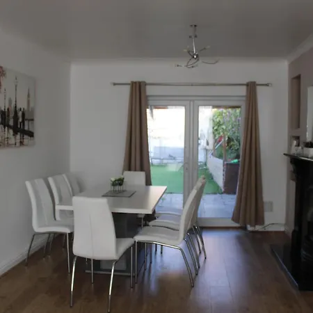 Holiday home Beautiful 3 Bedroom House With Parking *