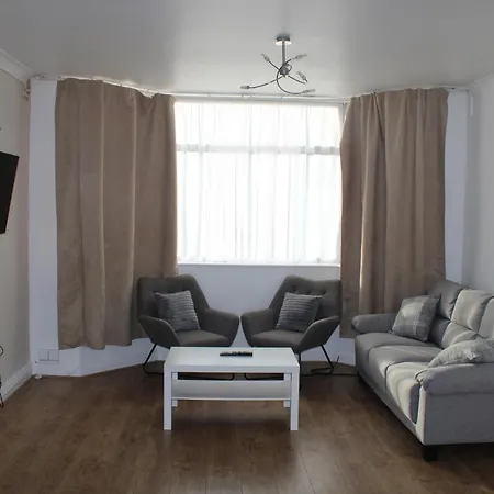 Beautiful 3 Bedroom House With Parking Holiday home Manchester