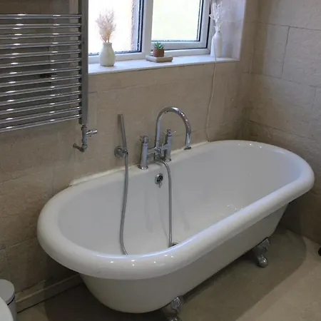 Beautiful 3 Bedroom House With Parking * مانشستر