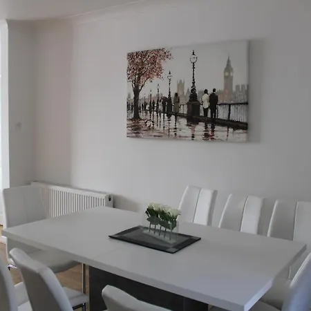 Beautiful 3 Bedroom House With Parking Manchester