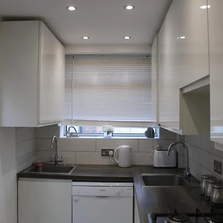 Beautiful 3 Bedroom House With Parking * Manchester