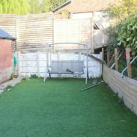 Beautiful 3 Bedroom House With Parking * مانشستر