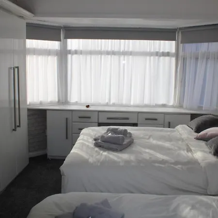 Beautiful 3 Bedroom House With Parking بيت للعطل