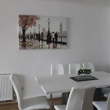 Holiday home Beautiful 3 Bedroom House With Parking Manchester