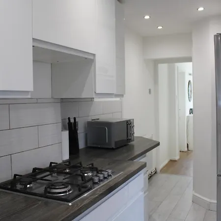 Beautiful 3 Bedroom House With Parking Holiday home Manchester