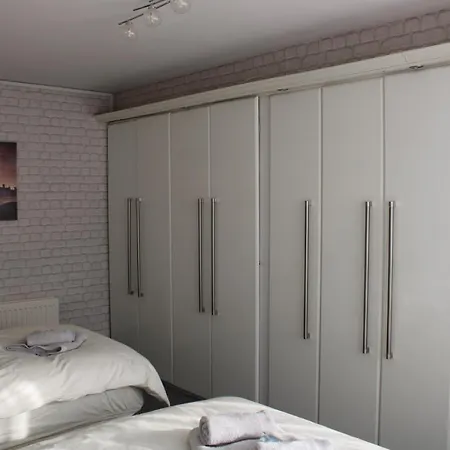 Beautiful 3 Bedroom House With Parking بيت للعطل مانشستر